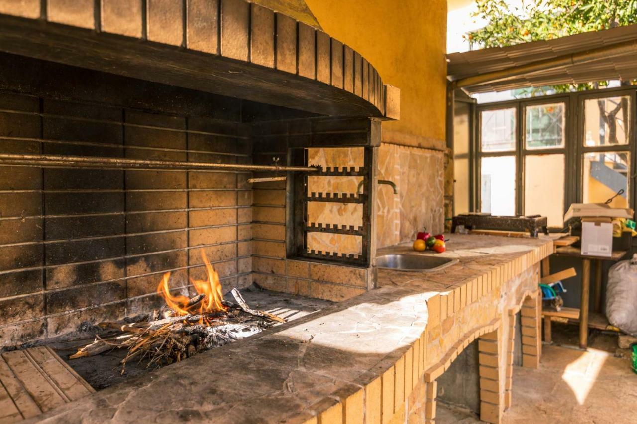 Traditional Rustic Maisonette By Konnect Agios Ioannis Peristerion Екстериор снимка